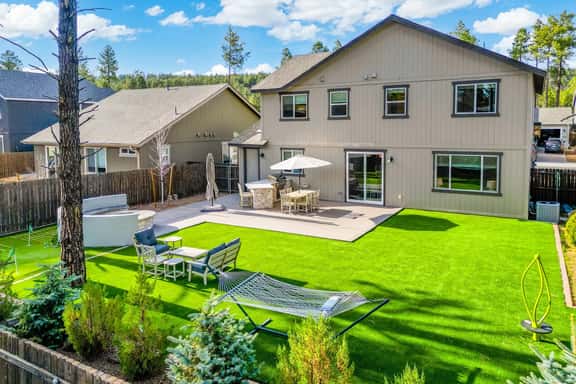 Alpine Retreat |3 Showers|Fire Pit & Putting Green - Image 1