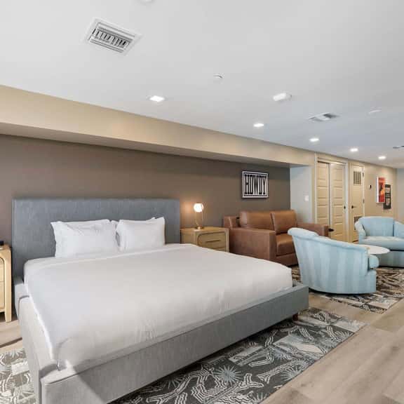 NEW|Luxe Cypress Suite @ Cedara |Heart of Old Town - Image 1