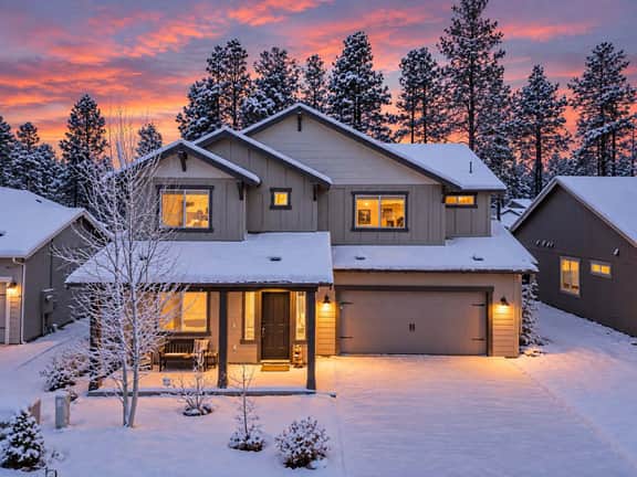 Alpine Retreat |3 Showers|Fire Pit & Putting Green - Image 3
