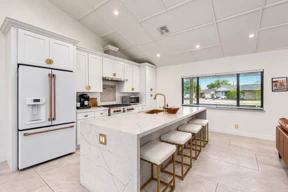 The Windsor Modern Oasis|Pool, Spa, Volleyball - Image 2